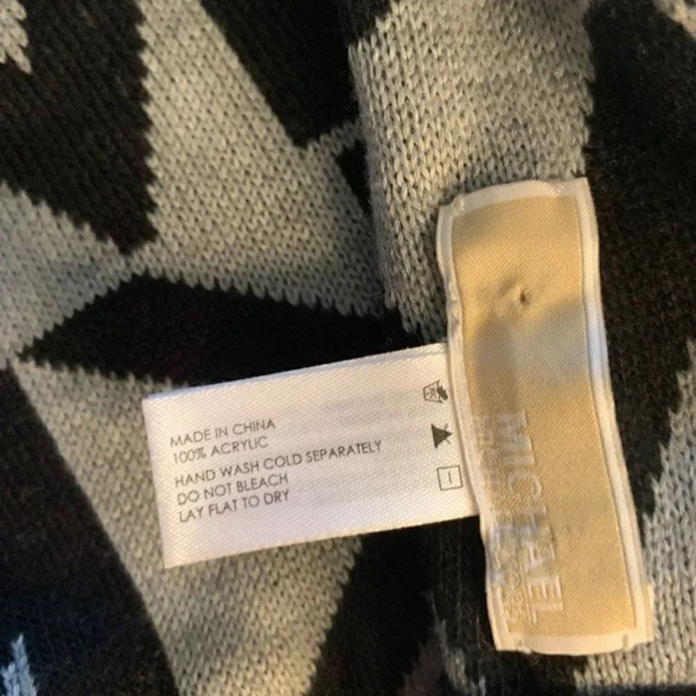 Michael Kors Infinity Signature Scarf - Picture 3 of 5